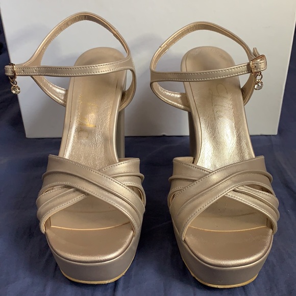 Sandal/shoe light gold open toe, chunky heel very comfortable buckle at ankle 35 - Picture 3 of 5